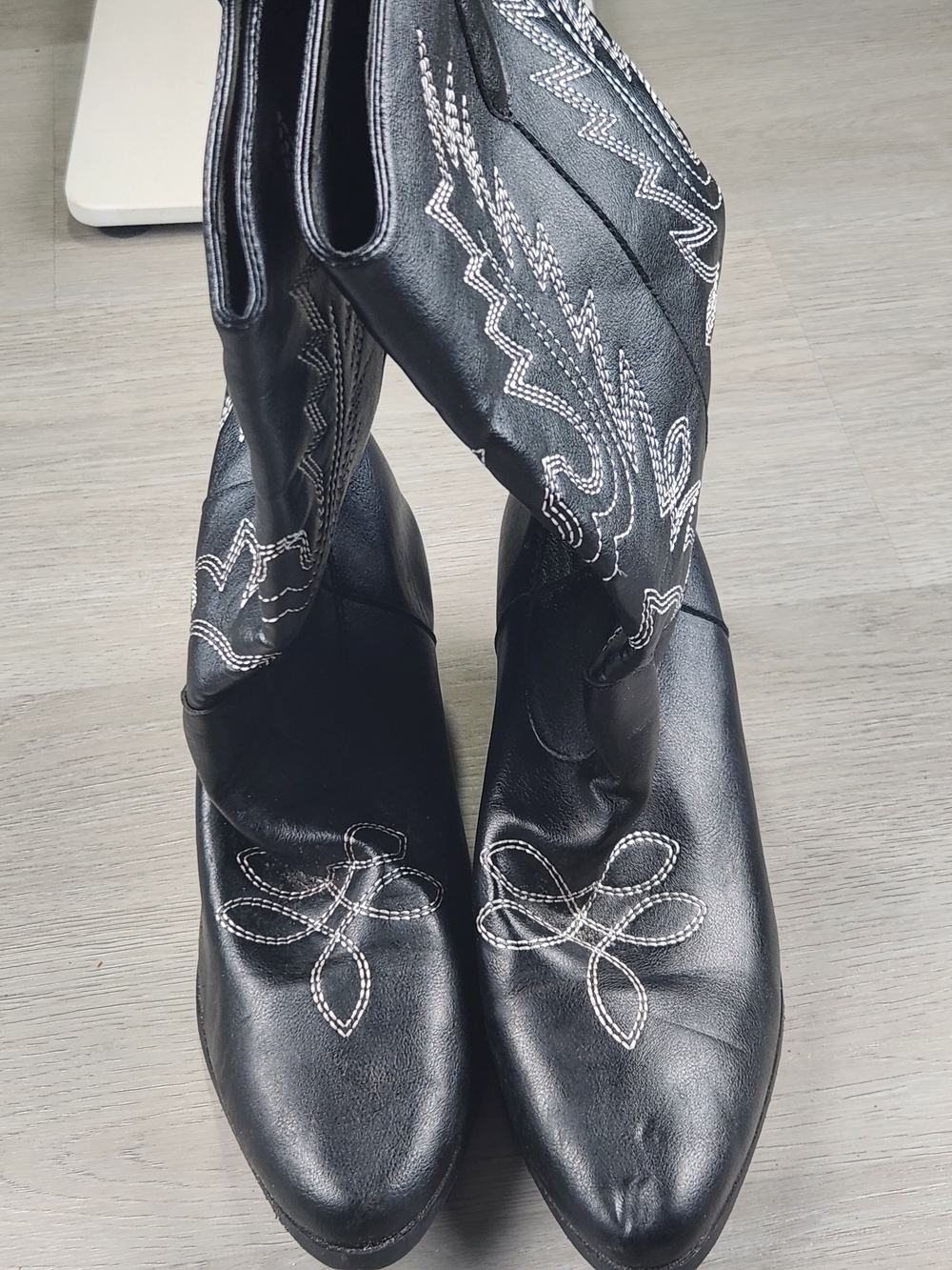 Black Western-Style Women's Boots with White Stitching